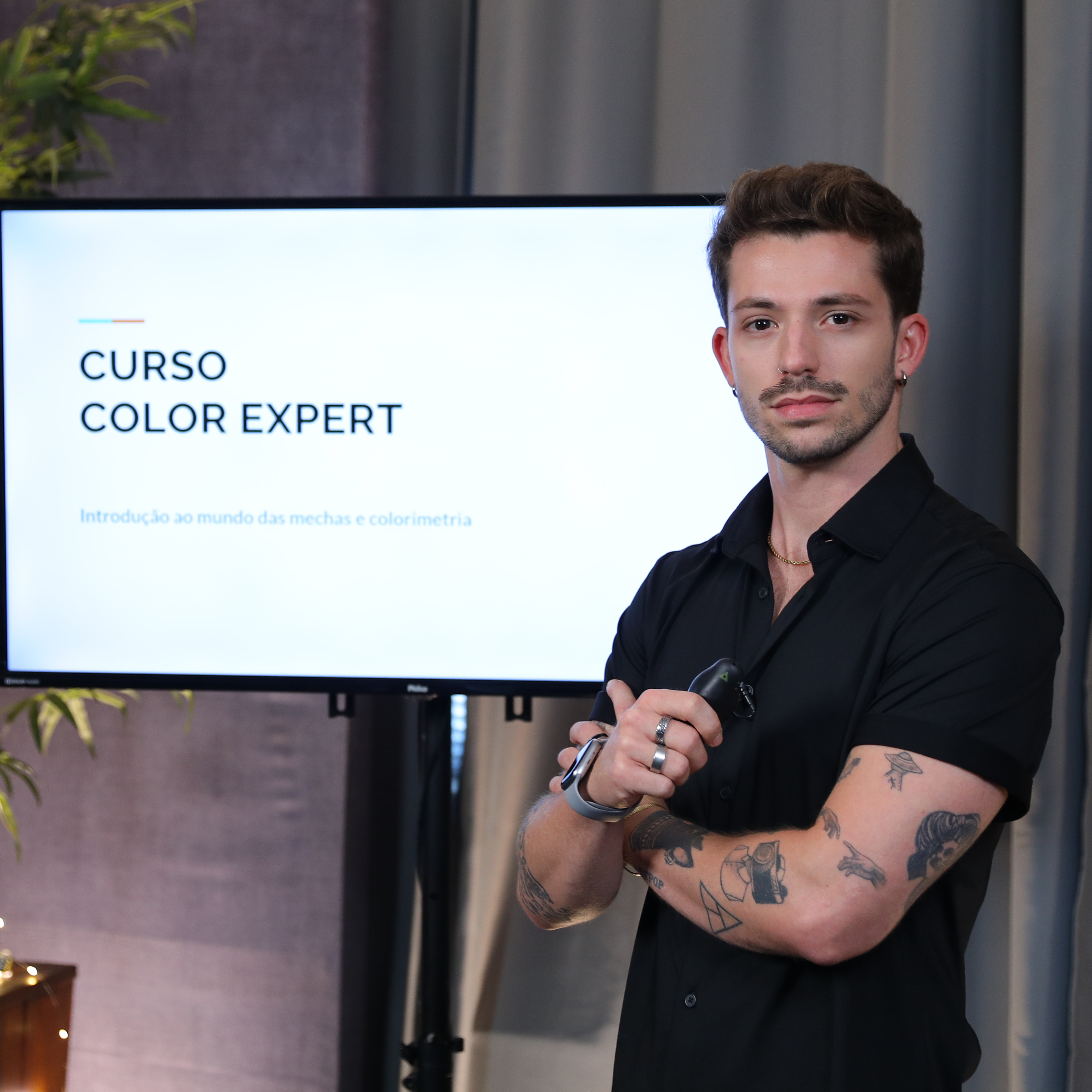Instrutor profissional especializado em coloração capilar com 9 anos de experiência